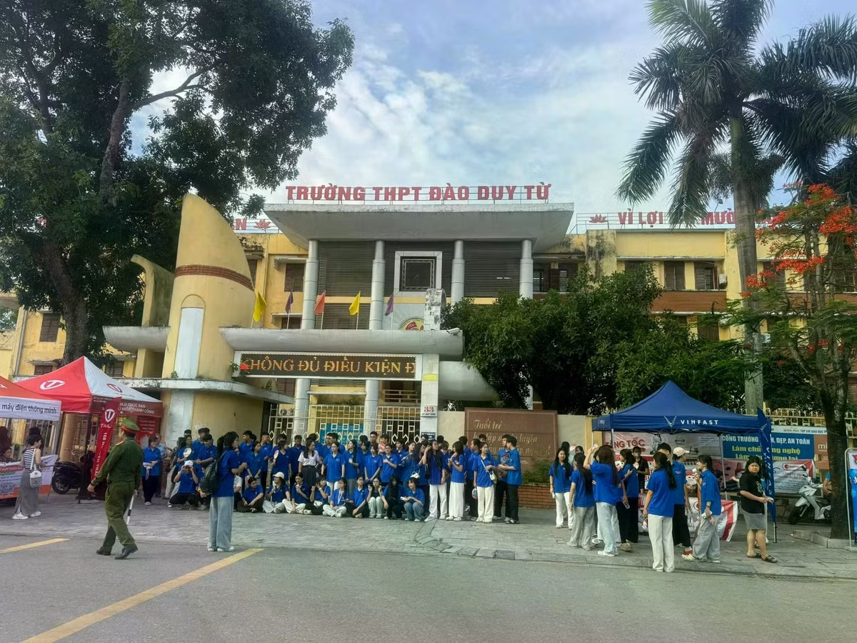Lực lượng công an, y tế, điện lực, thanh niên tình nguyện và các địa phương đã phối hợp chặt chẽ, hỗ trợ hiệu quả cho công tác tổ chức thi. Ảnh cuuchienbinh.vn