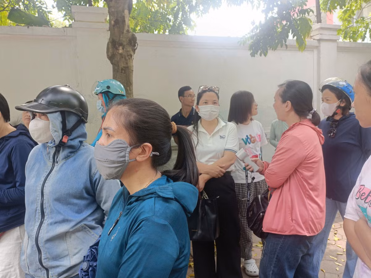 Theo ghi nhận của PV, tại điểm thi, tâm trạng lo lắng hiện rõ trên gương mặt nhiều phụ huynh khi chờ con thi môn Toán sáng nay. ​