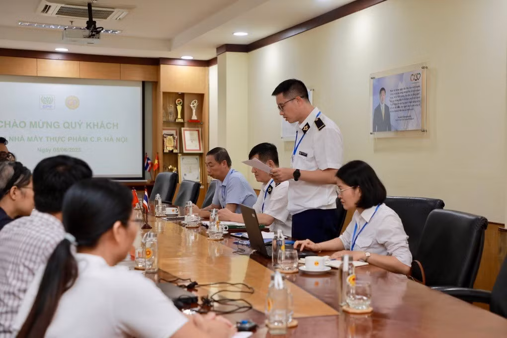 Đoàn kiểm tra làm việc với Công ty C.P. chi nhánh huyện Chương Mỹ (Ảnh: Đoàn kiểm tra cung cấp).