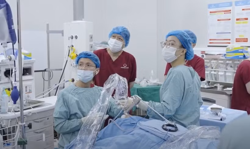Các bác sĩ phẫu thuật cho bệnh nhân. Ảnh BV/Nguồn nhandan.vn