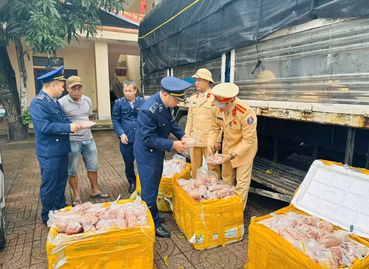 Chủ hàng khai nhận số hàng hóa trên được mua trôi nổi trên thị trường về bán lại kiếm lời. Ảnh DMS