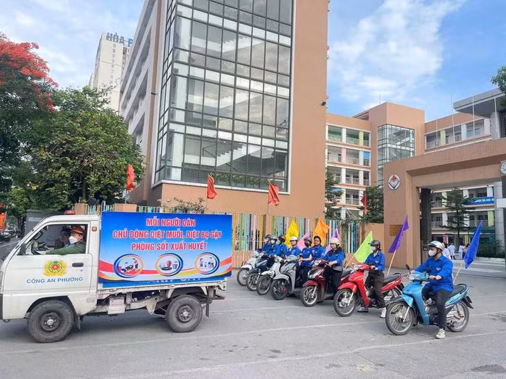 Đoàn xe cổ động tuyên truyền phòng chống sốt xuất huyết diễu hành qua các tuyến phố chính trên địa bàn phường Tương Mai. (Ảnh: Sở Y tế Hà Nội)