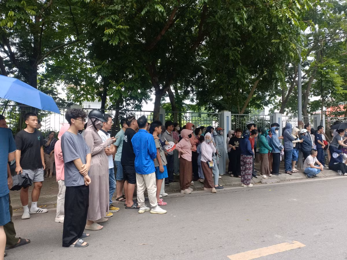 Lo lắng cho con trong kỳ thi quan trọng, nhiều phụ huynh dường như quên đi cái nóng oi bức bên ngoài cổng trường, kiên trì đứng chờ con trước cổng trường 2 tiếng đồng hồ.