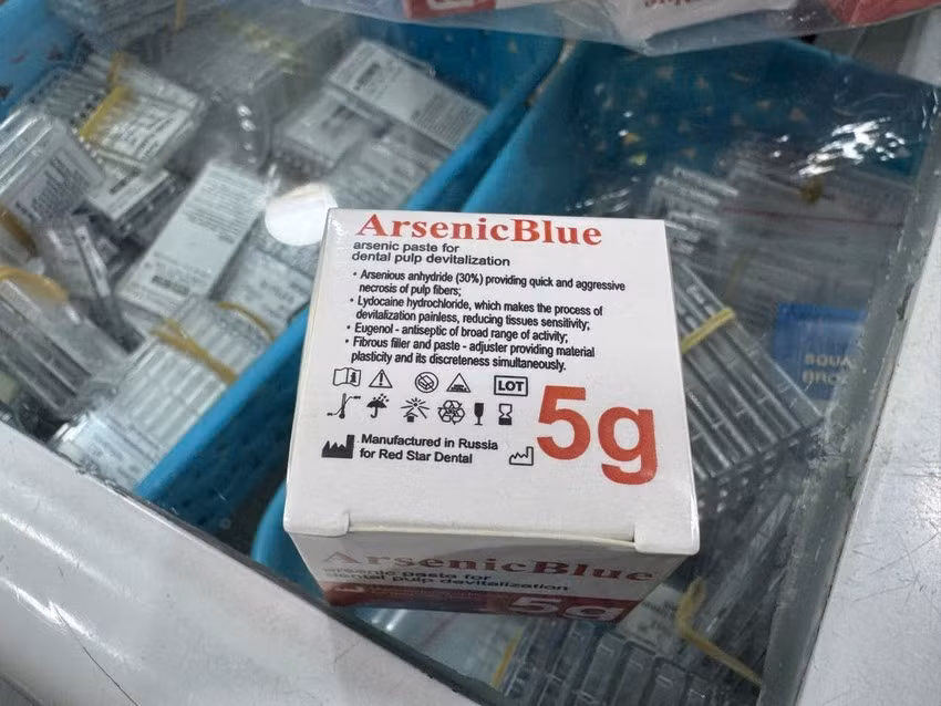 Các hộp Arsenic Blue 5g bị phát hiện. Ảnh CA/nguồn plo.vn