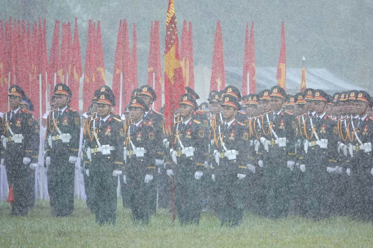 Chiến sĩ khối đứng luyện tập nhiệm vụ A80 dưới trời mưa tầm tã.