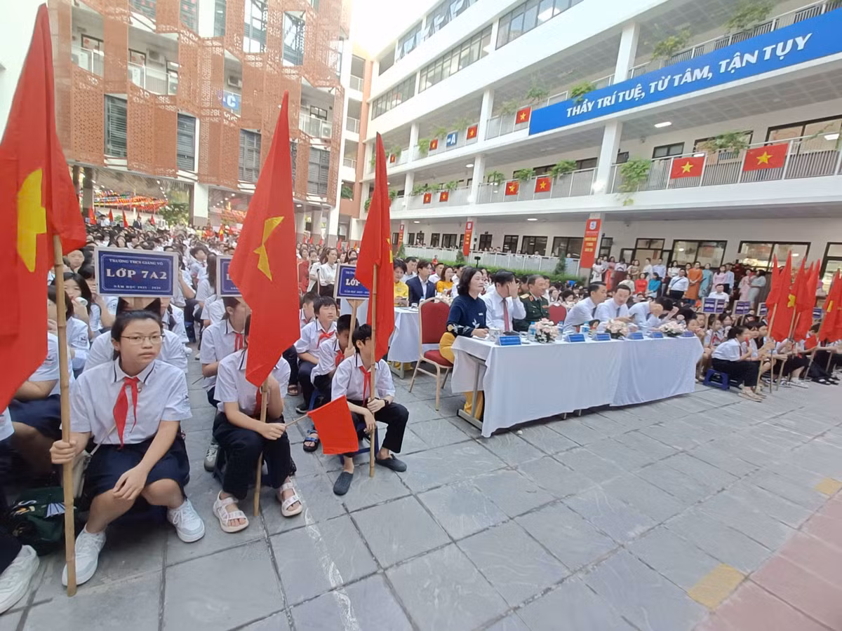 Nói với các em học sinh, cô Hiệu trưởng chia sẻ: "Cô mong tất cả các em hãy ra sức học tập và rèn luyện bản thân để sống một cuộc đời hữu ích. Cô khuyến khích các em hãy tự đặt câu hỏi, sau mỗi ngày đến trường em có cảm thấy vui tươi, yêu bạn, mến thầy và tin vào chính mình không. Nếu câu trả lời là có thì em đã là một học sinh hạnh phúc và các thầy cô đã thành công trong việc gieo hạt mầm để làm tươi xanh cuộc đời một con người, góp phần làm thay đổi thế giới trong tương lai".