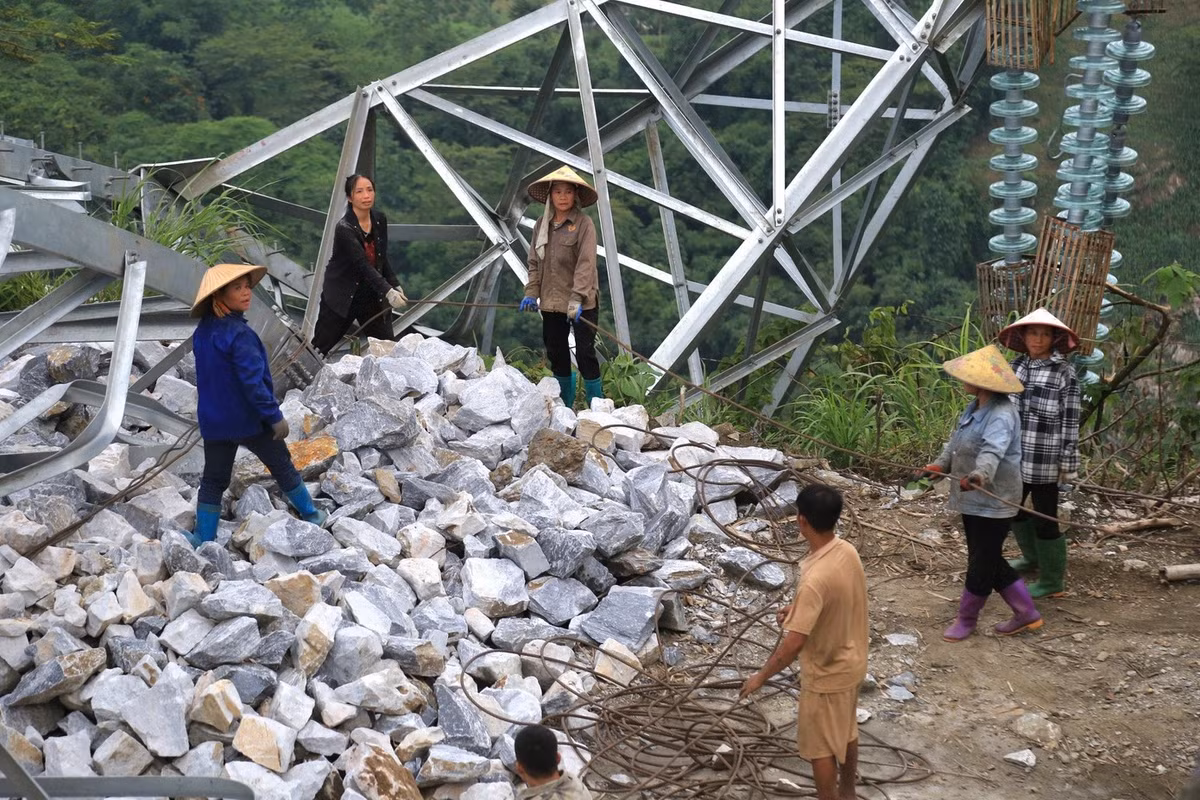 Chính quyền xã và người dân cho hay ngay sau khi cột điện bị đổ, các cơ quan chức năng đã phong tỏa hiện trường để kiểm tra. Hiện nay, hiện trường đã được cho người ra vào. Tại công trường, những lao động thời vụ, không mặc đồng phục của đơn vị thi công được huy động để cắt, tháo dỡ cột điện bị đổ.