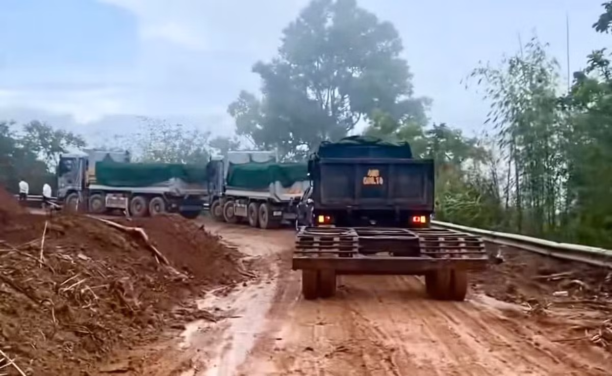 Xe nối dài trên đèo Gia Bắc.