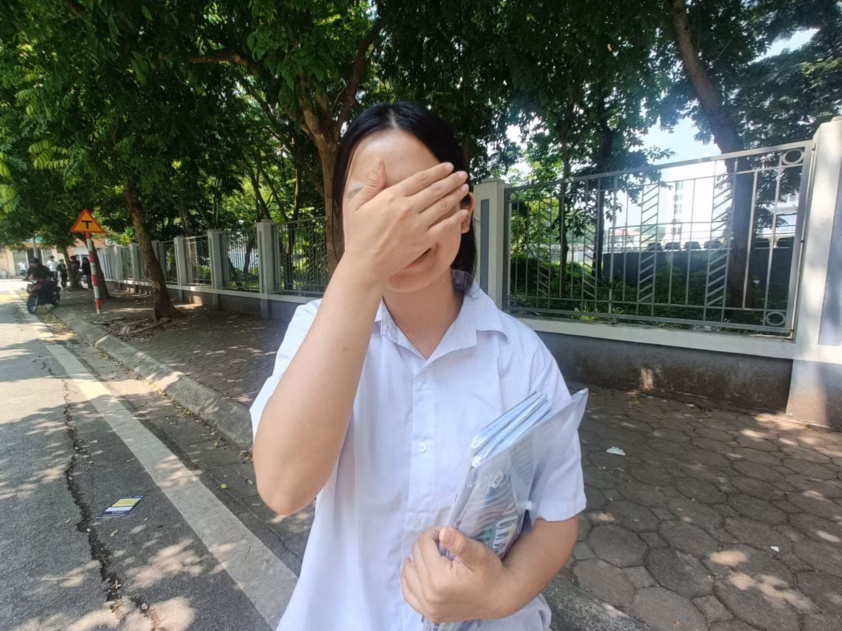 Em Trần Phương Thảo, học sinh lớp 9 Trường THCS Sài Đồng chia sẻ, đề thi không khó lắm, vừa sức em, em có thể đạt được 8 điểm. Nhưng em cũng hơi lo lắng, do hôm đầu em thi môn Văn, tâm lý chưa tốt nên làm bị nhầm 2 câu. Sáng nay, lúc vào phòng thi em do áp lực quá nên em rất hoảng, tim đập thình thịch, nhưng em phải cố giữ bình tĩnh để làm bài, vì hôm nay là môn cuối cùng, hy vọng làm bài tốt hơn để bù cho môn thi chưa tốt hôm qua. Giờ hoàn thành tốt bài thi Toán em thấy tâm trạng vui vẻ, thoải mái hơn