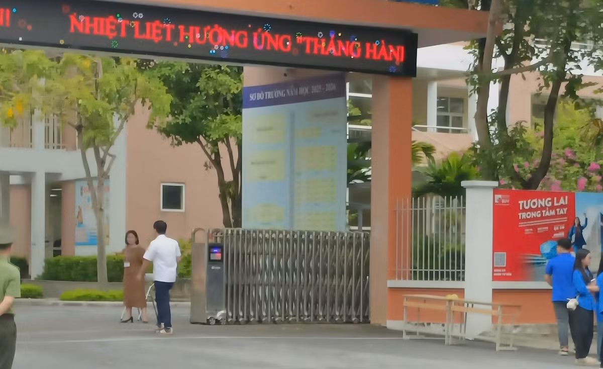 Đúng 7h, tiếng trống điểm, nhiều học sinh đi muộn vội vã bước nhanh vào cổng trường để kịp giờ thi.