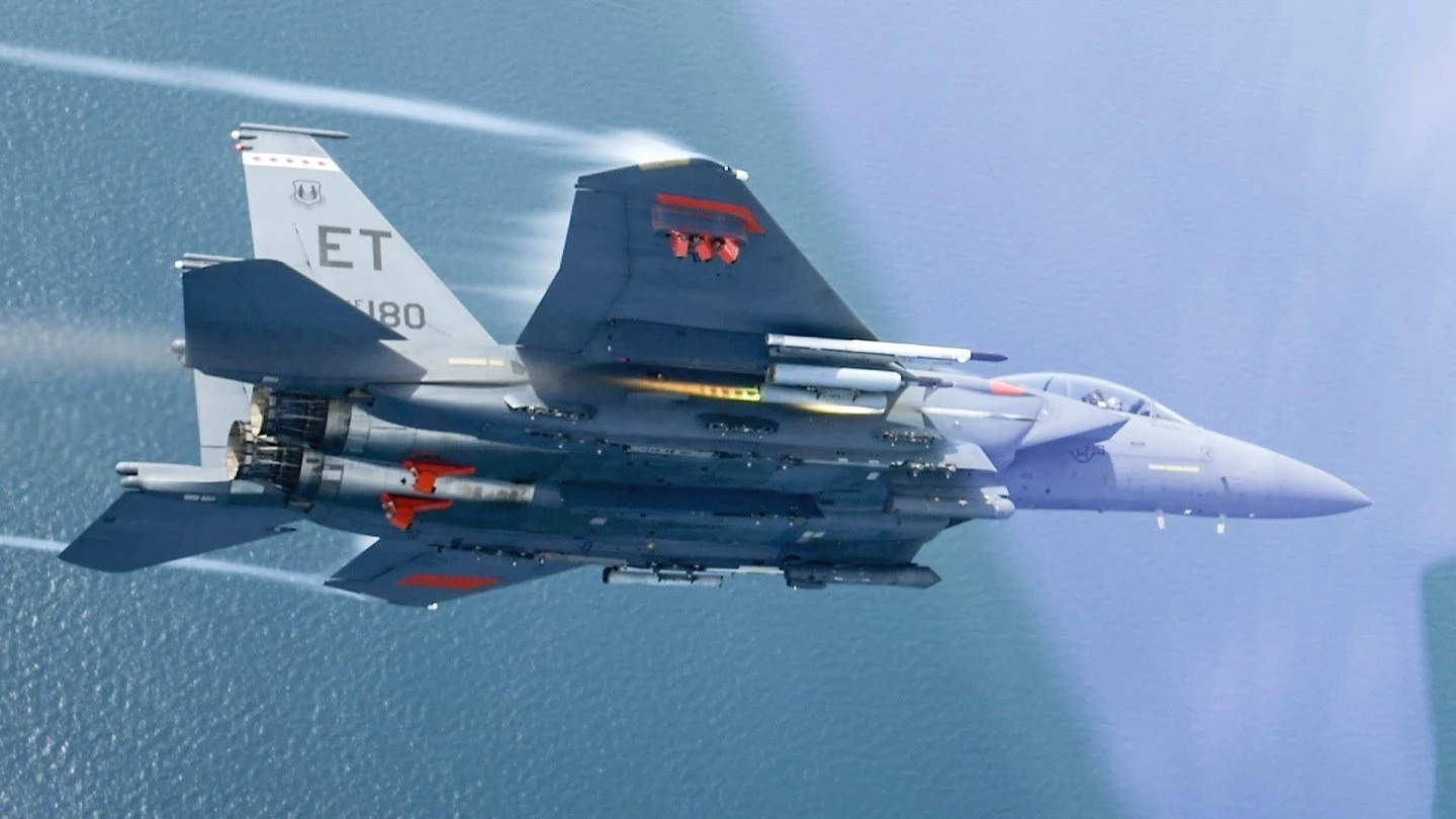 F-15E bắn tên lửa laser hạ UAV, bước ngoặt phòng không giá rẻ của Mỹ