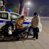 CSGT Nam Sài Gòn mua xăng giúp nam công nhân giữa đêm