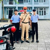 Lá thư của 2 nam sinh sau chuyến đến trường bằng… xe CSGT