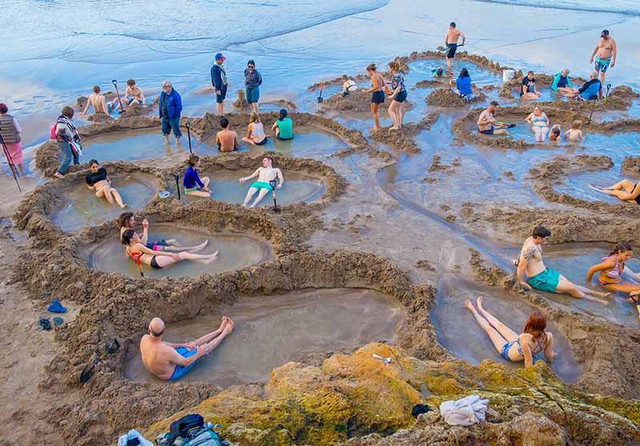 Bãi biển kỳ lạ, du khách đào hố ngâm nước nóng ngay trên bờ - Hình 2 Bai bien ky la, du khach dao ho ngam nuoc nong ngay tren bo-Hinh-2