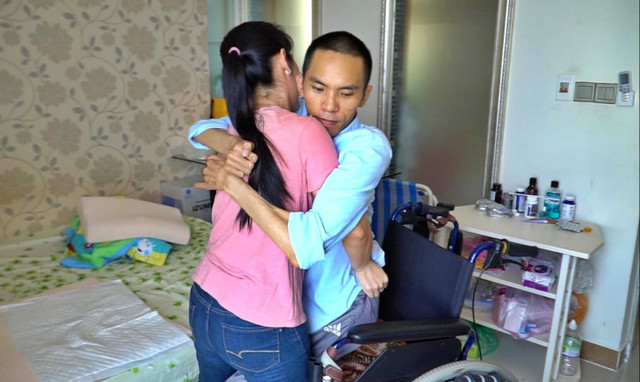 Cô gái miền Tây xinh đẹp yêu và cưới chàng trai nằm một chỗ - Hình 4 Co gai mien Tay xinh dep yeu va cuoi chang trai nam mot cho-Hinh-4