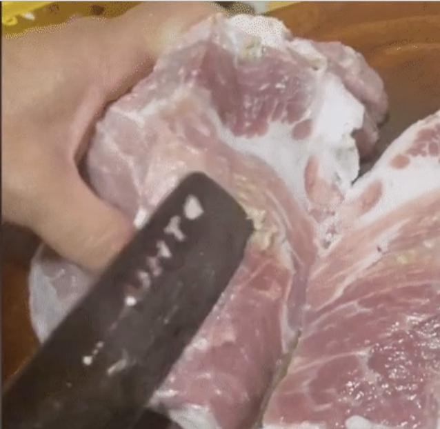 Xẻ đôi miếng thịt lợn vừa mua, cô gái phát hiện điều kinh dị - Hình 3 Xe doi mieng thit lon vua mua, co gai phat hien dieu kinh di-Hinh-3