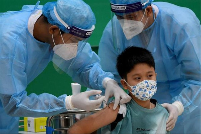 Đối phó với làn sóng dịch COVID-19 mới: Cần thiết tiêm vắc xin mũi 3 và 4 Doi pho voi lan song dich COVID-19 moi: Can thiet tiem vac xin mui 3 va 4