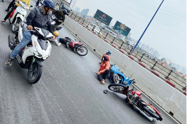 Dầu nhớt đổ xuống đường, nhiều người trượt té ở cầu Sài Gòn Dau nhot do xuong duong, nhieu nguoi truot te o cau Sai Gon