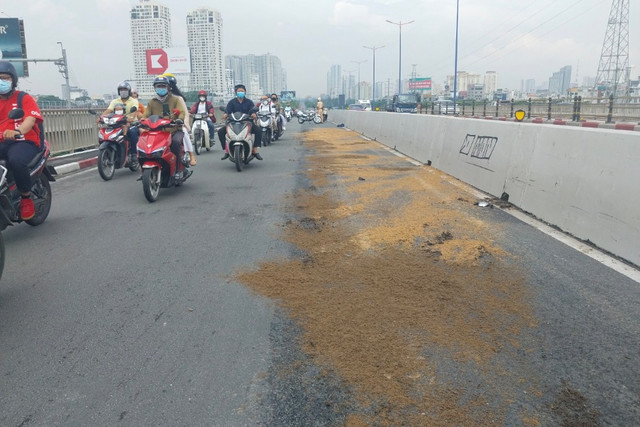Dầu nhớt đổ xuống đường, nhiều người trượt té ở cầu Sài Gòn - Hình 2 Dau nhot do xuong duong, nhieu nguoi truot te o cau Sai Gon-Hinh-2