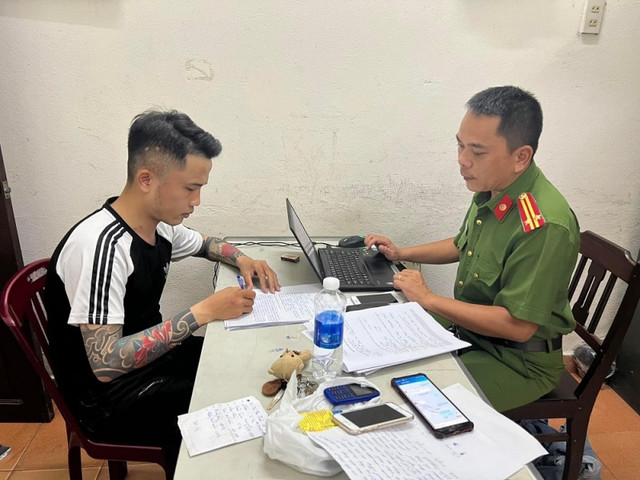 Người cho vay lãi suất “cắt cổ” lên đến 365%/năm bị bắt Nguoi cho vay lai suat “cat co” len den 365%/nam bi bat
