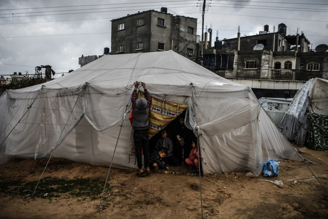 Cuộc sống khốn khổ của người dân ở Gaza giữa mưa lạnh - Hình 2 Cuoc song khon kho cua nguoi dan o Gaza giua mua lanh-Hinh-2