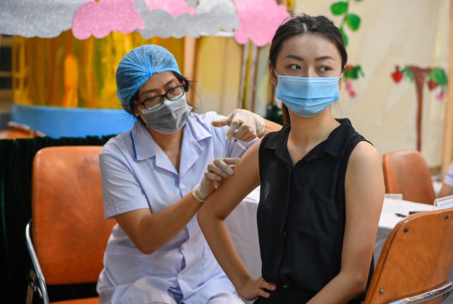 Hà Nội rút ngắn khoảng cách 2 mũi vaccine AstraZeneca còn 4 tuần Ha Noi rut ngan khoang cach 2 mui vaccine AstraZeneca con 4 tuan