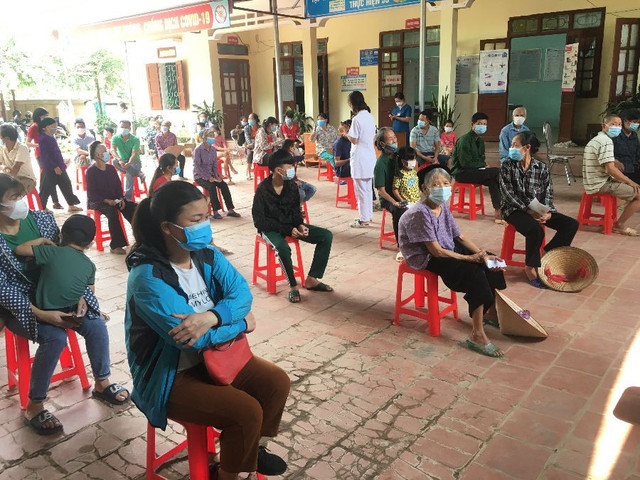 Tỷ lệ tiêm vaccine còn thấp ở nhiều "điểm nóng" COVID-19 - Hình 2 Ty le tiem vaccine con thap o nhieu