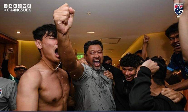 Được U23 Lào “tặng” vé, U23 Thái Lan ăn mừng như vô địch châu Á - Hình 3 Duoc U23 Lao “tang” ve, U23 Thai Lan an mung nhu vo dich chau A-Hinh-3