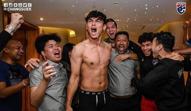 Được U23 Lào “tặng” vé, U23 Thái Lan ăn mừng như vô địch châu Á - Hình 5 Duoc U23 Lao “tang” ve, U23 Thai Lan an mung nhu vo dich chau A-Hinh-5