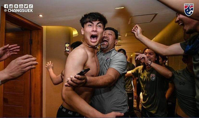 Được U23 Lào “tặng” vé, U23 Thái Lan ăn mừng như vô địch châu Á - Hình 4 Duoc U23 Lao “tang” ve, U23 Thai Lan an mung nhu vo dich chau A-Hinh-4