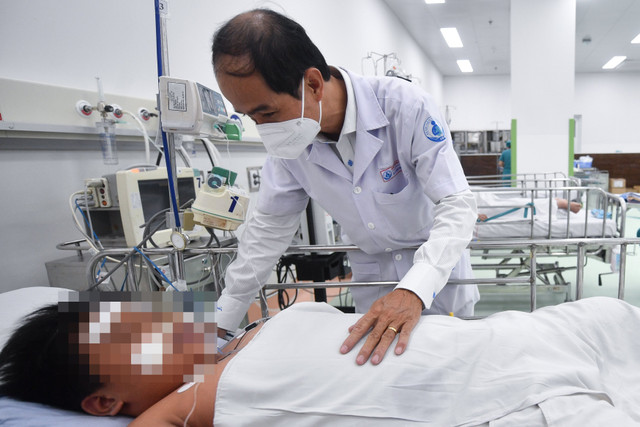 Bé trai vượt cửa tử sau một tháng chiến đấu sốt xuất huyết Be trai vuot cua tu sau mot thang chien dau sot xuat huyet