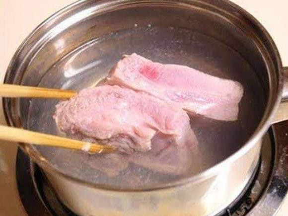 Thêm nguyên liệu này khi rửa thịt lợn giúp đào thải độc tố Them nguyen lieu nay khi rua thit lon giup dao thai doc to