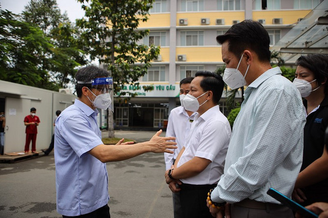 Phó Thủ tướng thăm hỏi các F0 đã khỏi bệnh tham gia chống dịch ở bệnh viện - Hình 2 Pho Thu tuong tham hoi cac F0 da khoi benh tham gia chong dich o benh vien-Hinh-2
