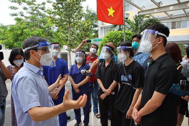 Phó Thủ tướng thăm hỏi các F0 đã khỏi bệnh tham gia chống dịch ở bệnh viện Pho Thu tuong tham hoi cac F0 da khoi benh tham gia chong dich o benh vien