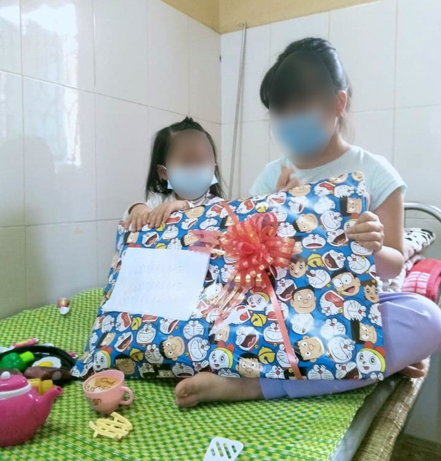 Cận cảnh những đứa trẻ xa vòng tay bố mẹ ở nơi điều trị COVID-19 - Hình 2 Can canh nhung dua tre xa vong tay bo me o noi dieu tri COVID-19-Hinh-2