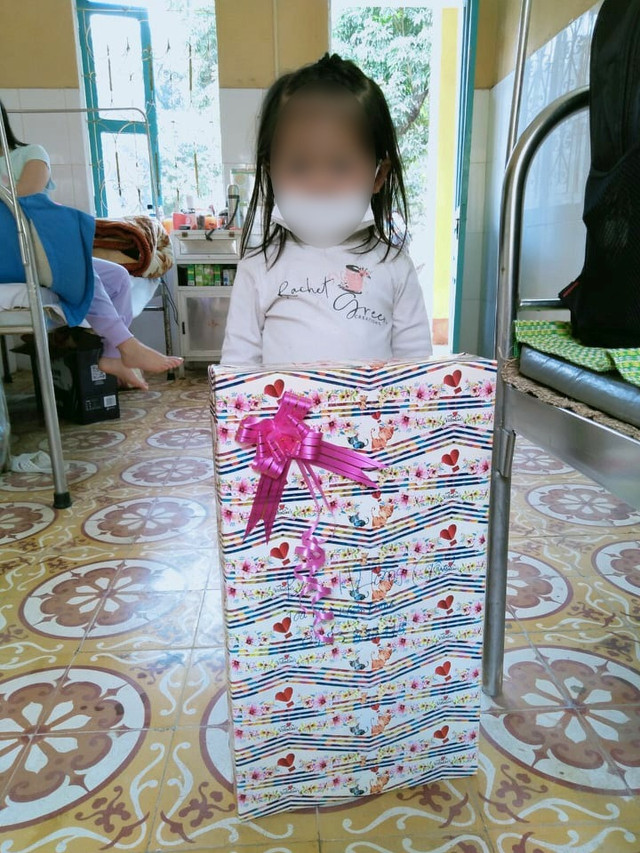 Cận cảnh những đứa trẻ xa vòng tay bố mẹ ở nơi điều trị COVID-19 - Hình 3 Can canh nhung dua tre xa vong tay bo me o noi dieu tri COVID-19-Hinh-3