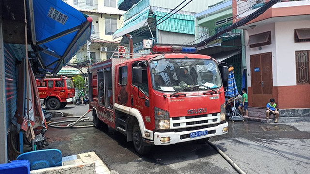 Khởi tố, bắt giam thanh niên đổ 18 lít dầu đốt nhà bạn gái Khoi to, bat giam thanh nien do 18 lit dau dot nha ban gai