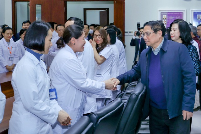 Thủ tướng thăm, chúc Tết, động viên cán bộ, bác sĩ và bệnh nhân - Hình 10 Thu tuong tham, chuc Tet, dong vien can bo, bac si va benh nhan-Hinh-10