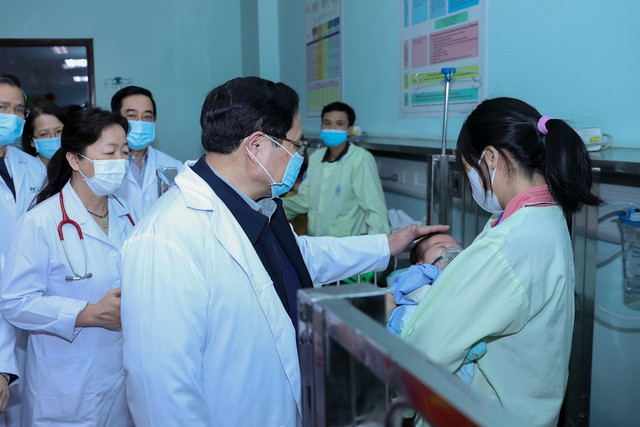 Thủ tướng thăm, chúc Tết, động viên cán bộ, bác sĩ và bệnh nhân - Hình 9 Thu tuong tham, chuc Tet, dong vien can bo, bac si va benh nhan-Hinh-9