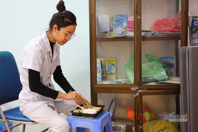 Nhân viên y tế phường quần quật từ sáng tới khuya khi Hà Nội đỉnh dịch - Hình 18 Nhan vien y te phuong quan quat tu sang toi khuya khi Ha Noi dinh dich-Hinh-18