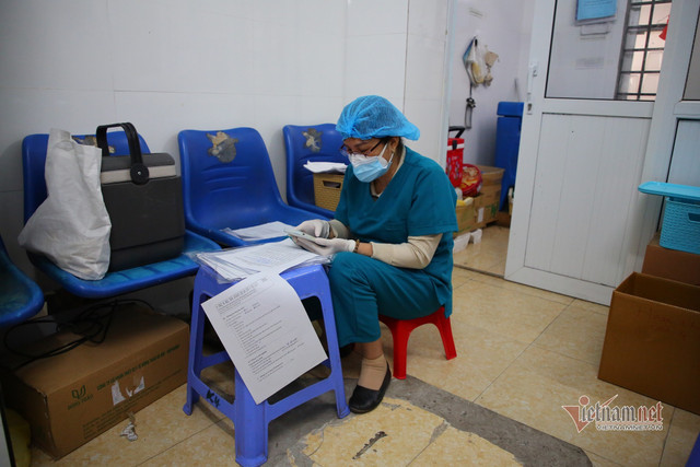 Nhân viên y tế phường quần quật từ sáng tới khuya khi Hà Nội đỉnh dịch - Hình 14 Nhan vien y te phuong quan quat tu sang toi khuya khi Ha Noi dinh dich-Hinh-14
