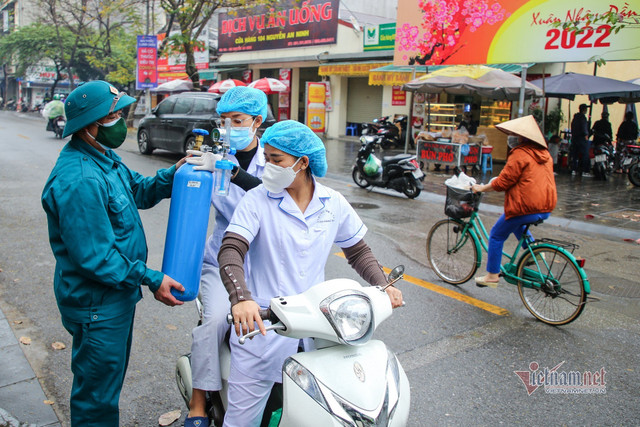 Nhân viên y tế phường quần quật từ sáng tới khuya khi Hà Nội đỉnh dịch - Hình 9 Nhan vien y te phuong quan quat tu sang toi khuya khi Ha Noi dinh dich-Hinh-9