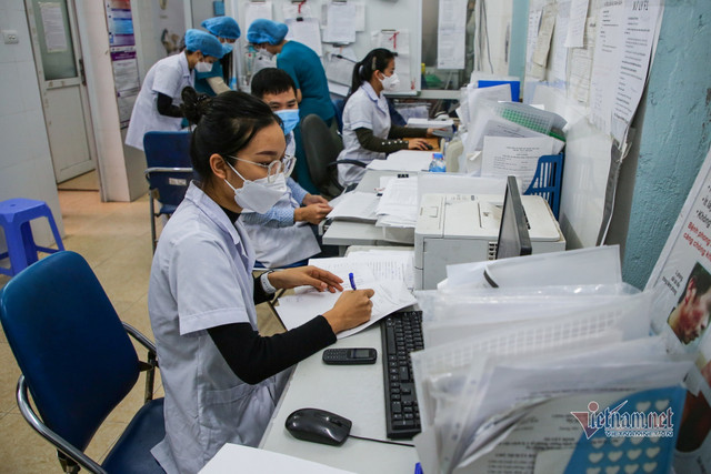 Nhân viên y tế phường quần quật từ sáng tới khuya khi Hà Nội đỉnh dịch Nhan vien y te phuong quan quat tu sang toi khuya khi Ha Noi dinh dich