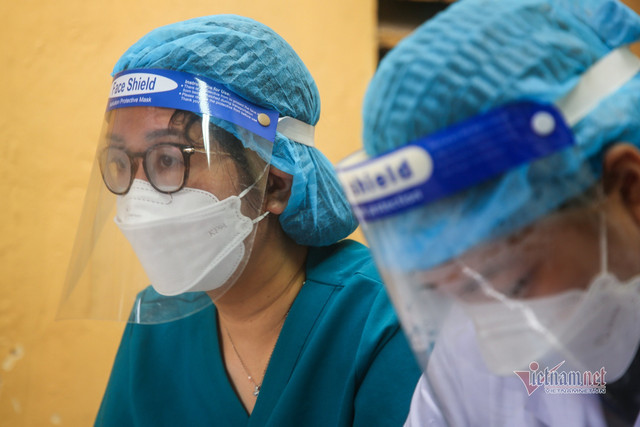 Nhân viên y tế phường quần quật từ sáng tới khuya khi Hà Nội đỉnh dịch - Hình 21 Nhan vien y te phuong quan quat tu sang toi khuya khi Ha Noi dinh dich-Hinh-21