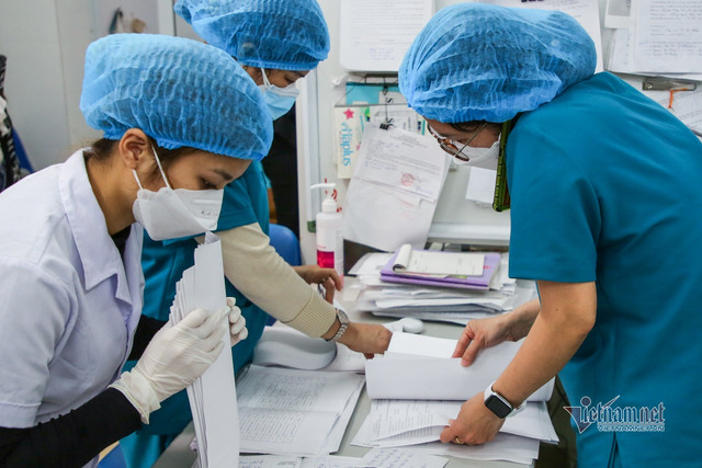 Nhân viên y tế phường quần quật từ sáng tới khuya khi Hà Nội đỉnh dịch - Hình 2 Nhan vien y te phuong quan quat tu sang toi khuya khi Ha Noi dinh dich-Hinh-2