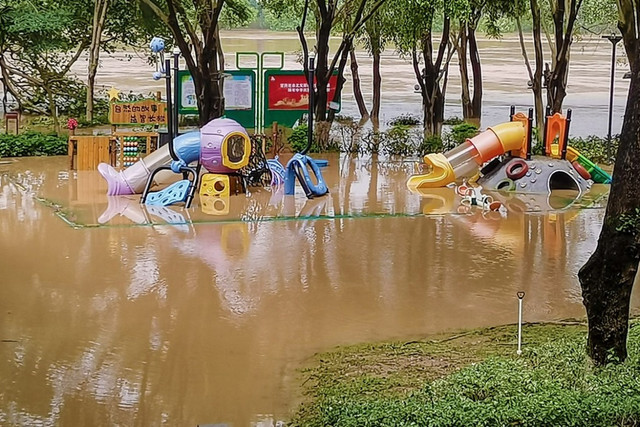Mưa lũ tàn phá Trung Quốc, hơn 100.000 người sơ tán - Hình 2 Mua lu tan pha Trung Quoc, hon 100.000 nguoi so tan-Hinh-2