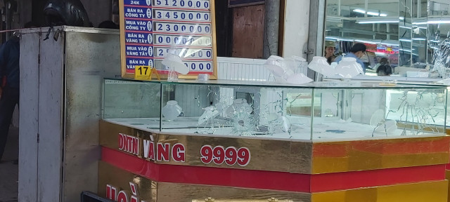 Nhân chứng kể về vụ nổ súng cướp tiệm vàng ở Huế - Hình 2 Nhan chung ke ve vu no sung cuop tiem vang o Hue-Hinh-2