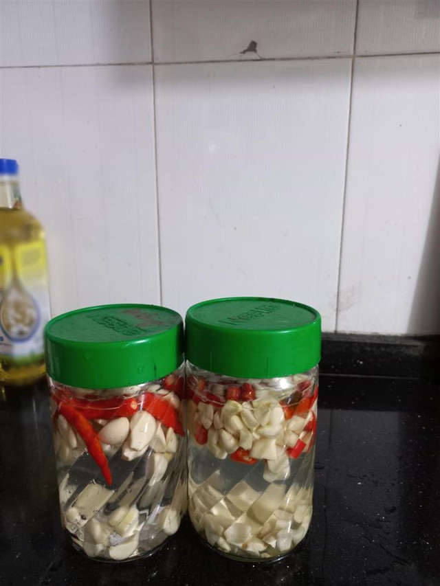 Tỏi ngâm giấm không bị xanh, không nổi váng chỉ với 3 bước đơn giản Toi ngam giam khong bi xanh, khong noi vang chi voi 3 buoc don gian