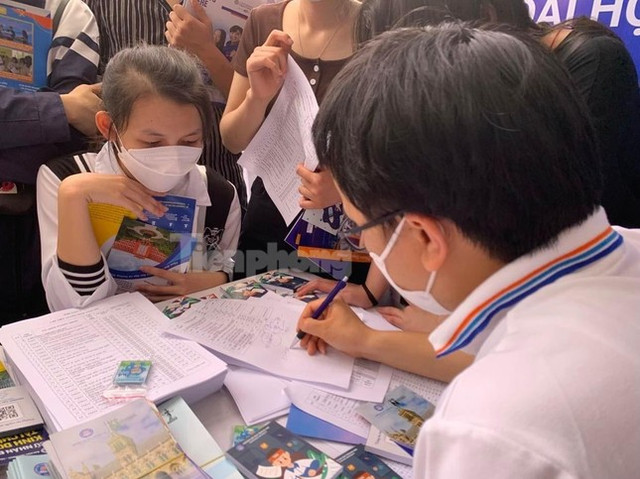 Thêm một loạt trường đại học công bố điểm sàn xét tuyển Them mot loat truong dai hoc cong bo diem san xet tuyen