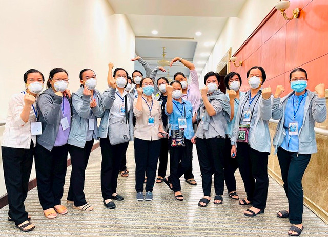 Cởi áo tu hành, khoác áo blue xông pha lên tuyến đầu chống dịch - Hình 5 Coi ao tu hanh, khoac ao blue xong pha len tuyen dau chong dich-Hinh-5